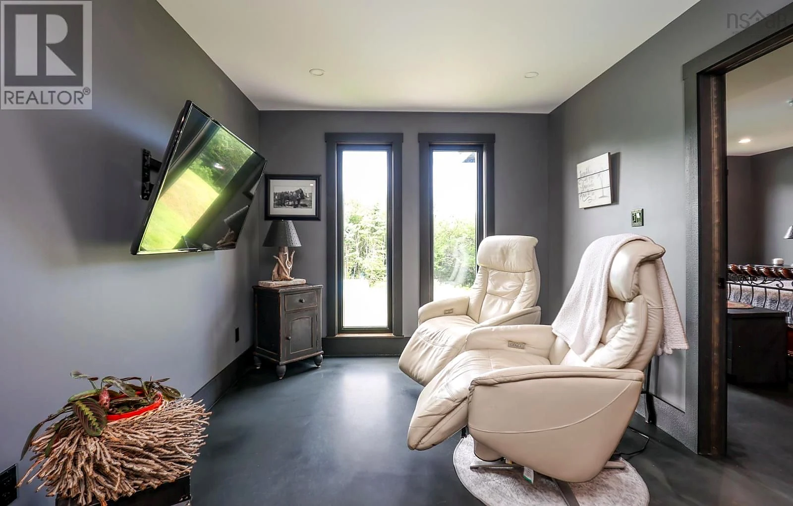 Window seating — 319 Edson Foote Road Polished Photos